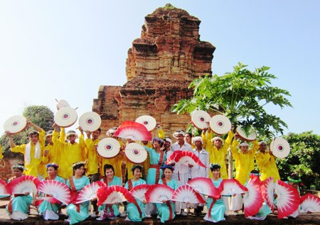 Kate Festival of the Cham ethnic minority people takes place at Po Sah Inu Towers(Photo:SGGP) Kate Festival of the Cham ethnic minority people takes place at Po Sah Inu Towers(Photo:SGGP)